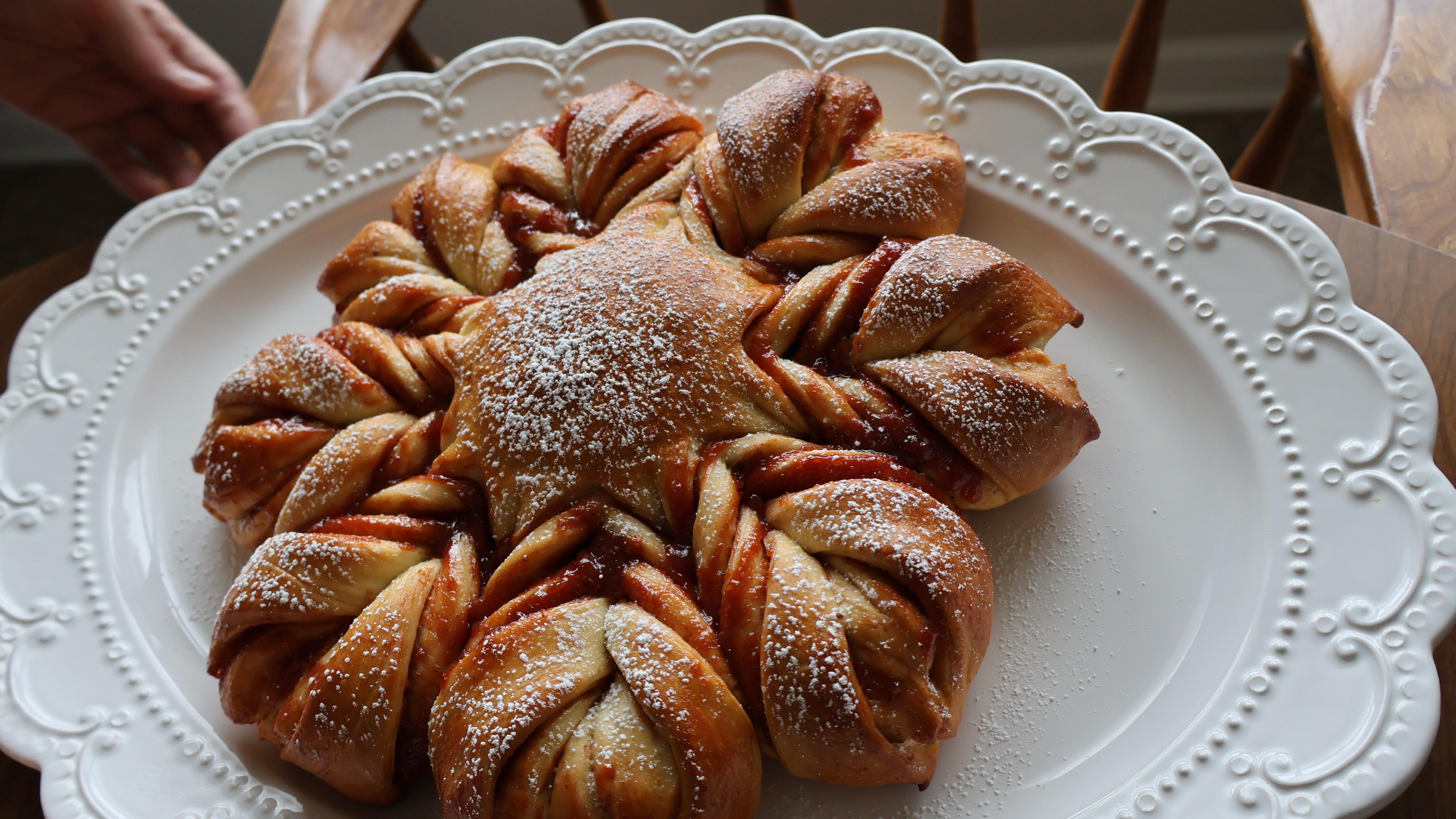 Pan dulce trenzado en forma de estrella con guayaba