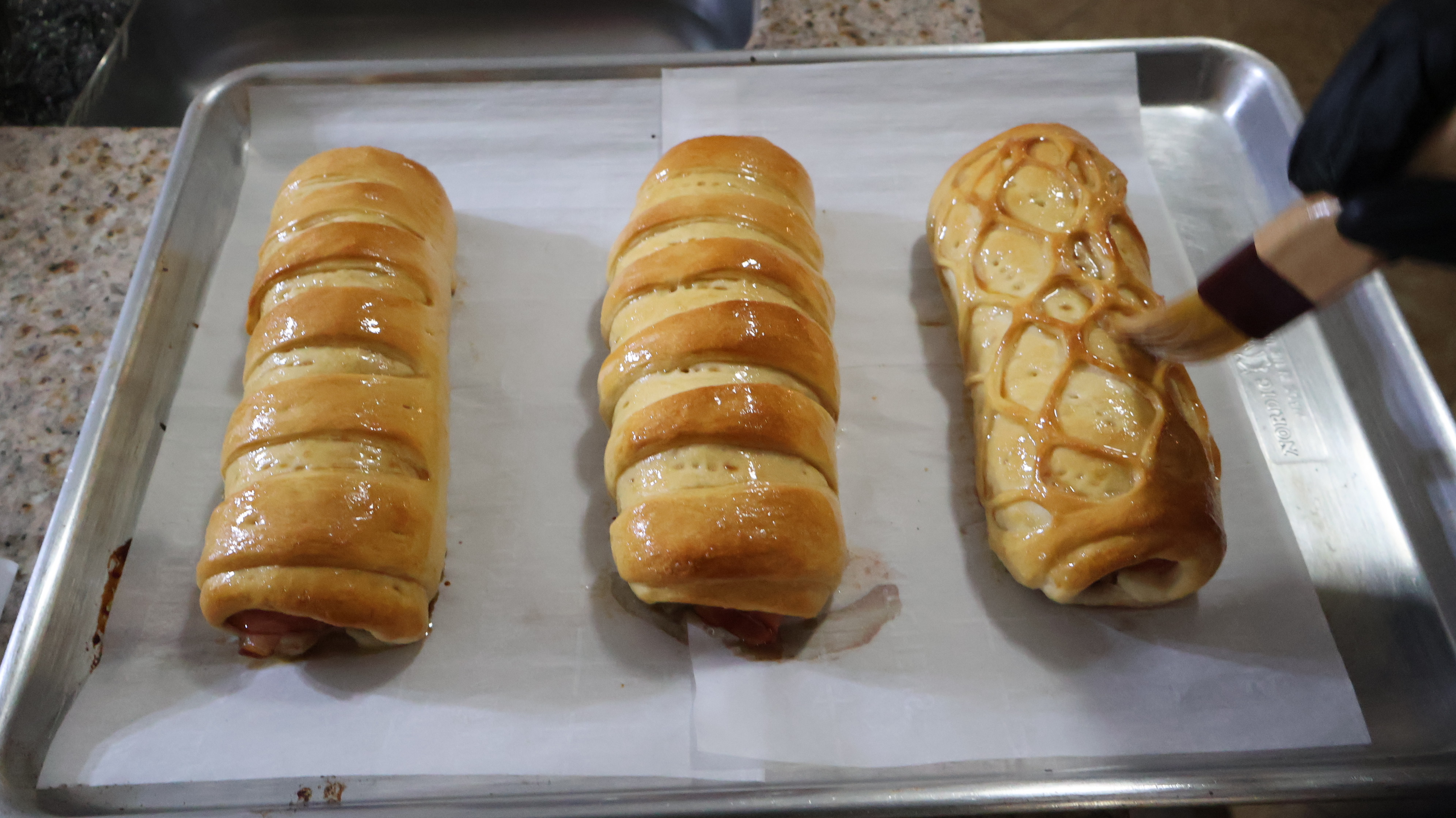 Panes de jamón recién barnizados en la bandeja