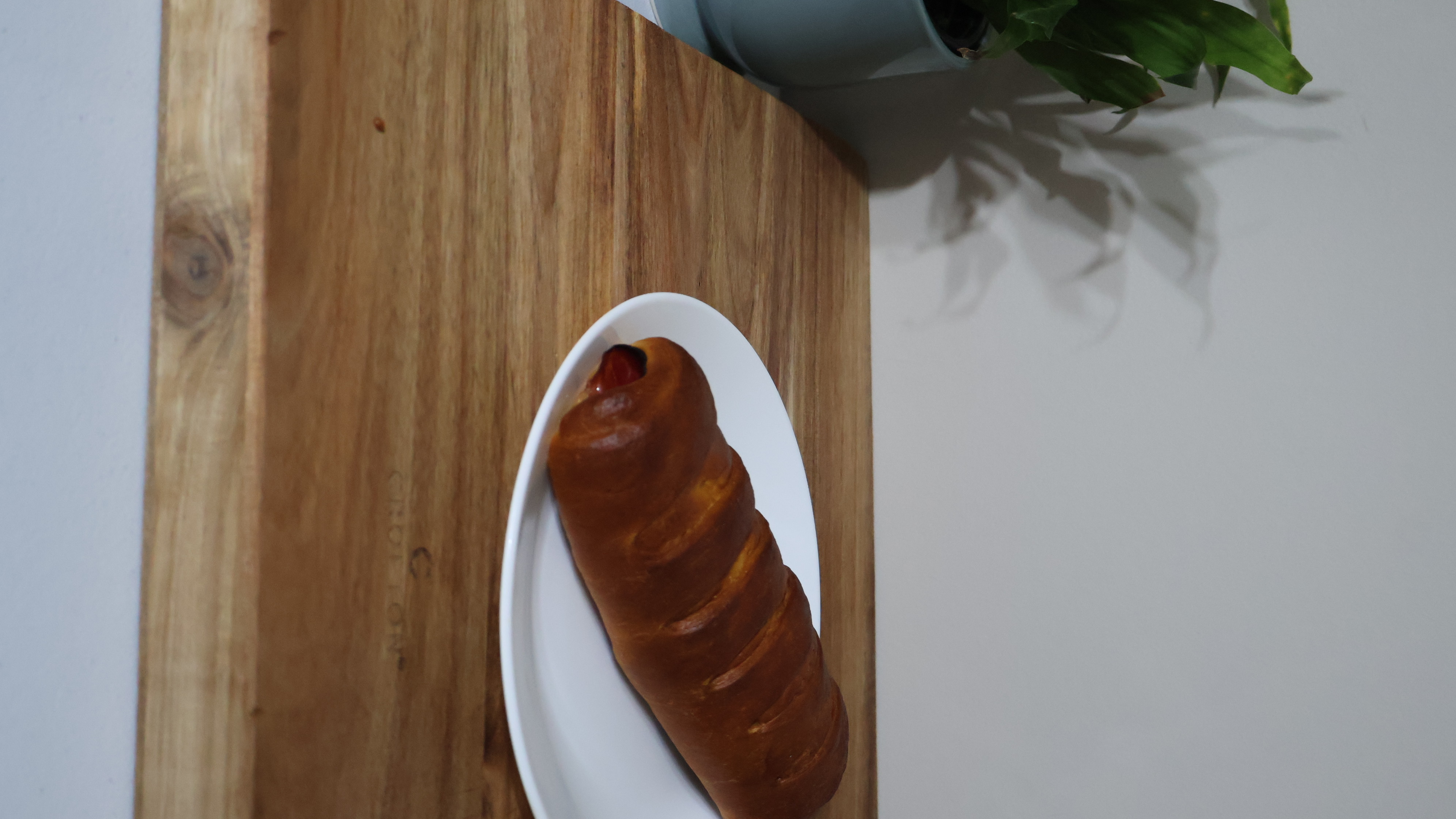 Pan de jamón sobre plato blanco